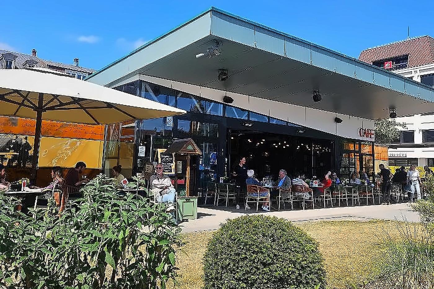 Le pavillon du Restaurant Café Rapp sur la Place Rapp à Colmar, sa terrasse et le parc du Champ-de-Mars